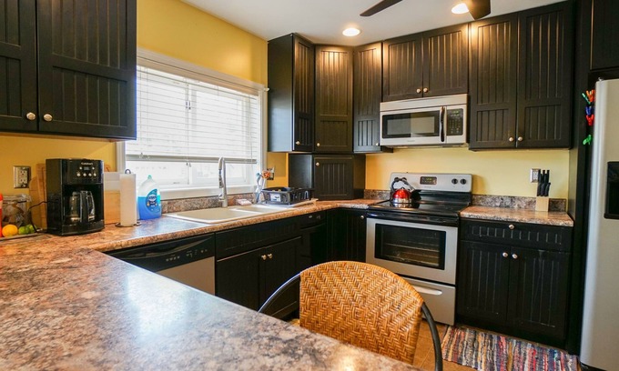 Monticello Cottage | Lakefront Paradise Cove Cottage with Boat Docks & Breakfast