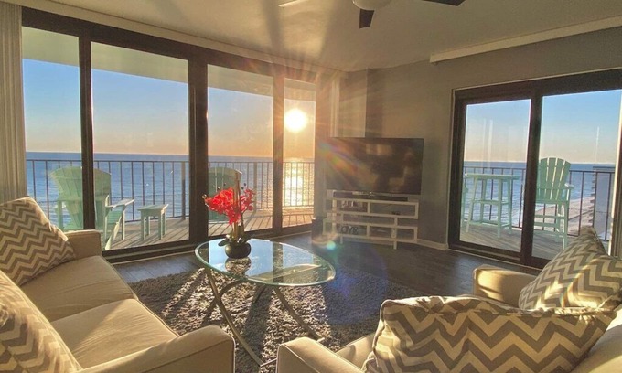 Thomas Drive Condo | Discover Beachfront Paradise with Ocean Views & Pool Access
