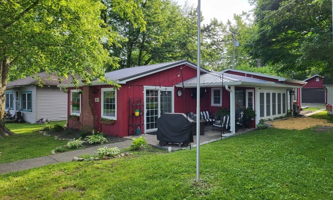 Mattoon House | Tranquil Lake House Getaway with Scenic Views & Breakfast