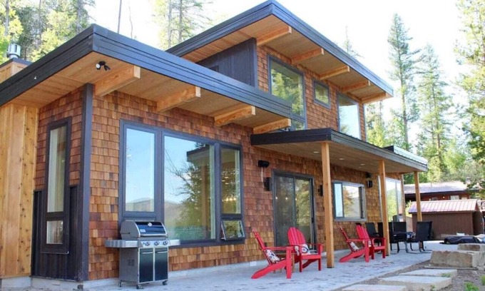 Marion House | Discover Paradise: Modern Home with Lake View & Breakfast