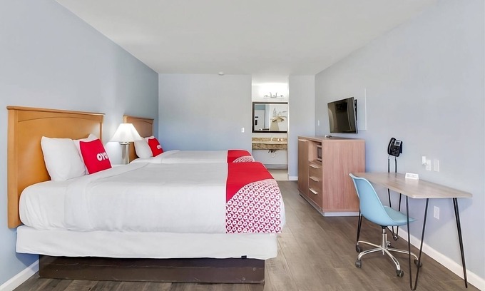 Ingleside Apartment | Discover Paradise: Pool Access, Free Breakfast & Parking!