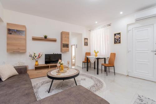 Paradhisos Apartment | Discover Paradise House: Family-Friendly with Hot Tub & Kitchen