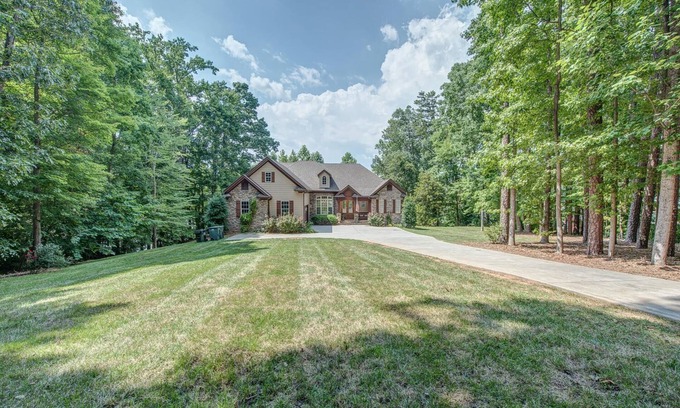Belmont House | Tranquil Lakefront Haven with Breakfast & Pet-Friendly Options
