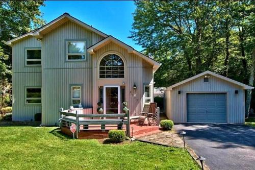 Pocono Summit House | Ideal Retreat in Poconos: Fast Internet & Top Attractions