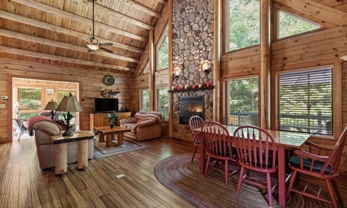 Naples House | Experience Paradise in the Lakes Region with Premier Amenities