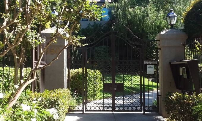 West Hollywood Condo | Urban Oasis: Discover Paradise in the City