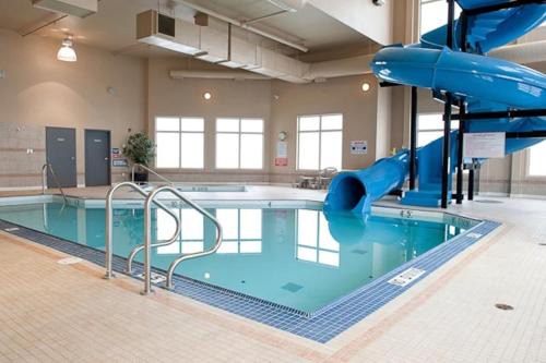 Valleyview Hotel | Pet-Friendly Paradise Inn and Suites with Pool & Breakfast