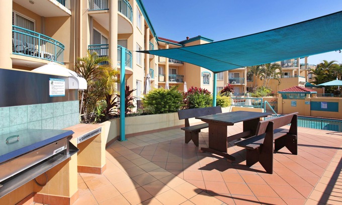 Surfers Paradise Apartment | Discover Paradise Isles: Oceanfront Bliss & Family Fun