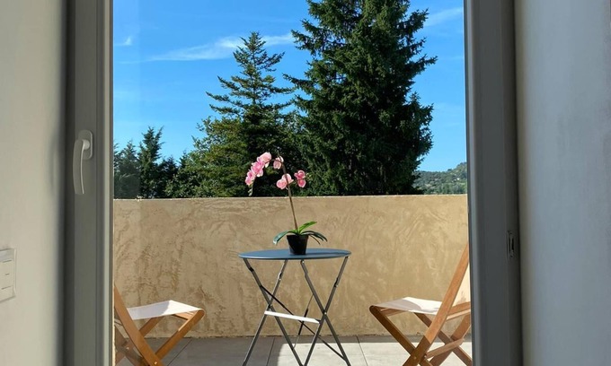 Montjustin Apartment | Experience Paradise Love in Provence - Loft Étoilé with Spa