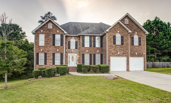 Conley House | Discover Paradise of Atlanta: 4BR Retreat with Pool & Game Room