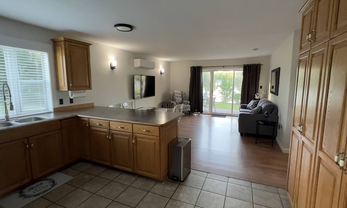 Saint John House | Serene Getaway at Paradise on Lake Douglas with Breakfast