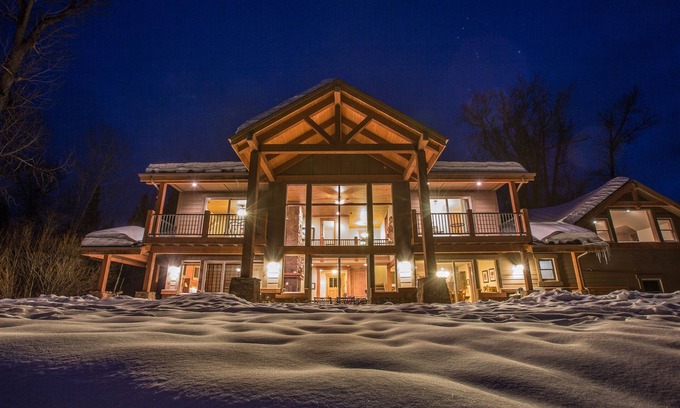 Featherville House | Experience Paradise on the Boise River with Pool & Views