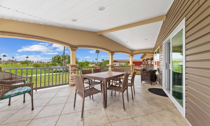 Port Isabel Cottage | Relaxing Getaway on the Green with Oceanfront Amenities