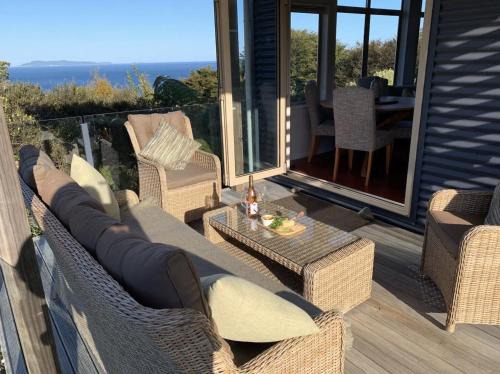 Tuateawa House | Tranquil Retreat: Paradise on the Hill, Tuateawa