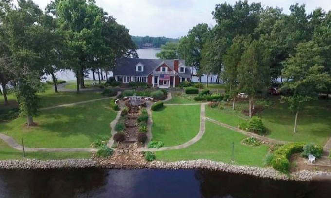 Marion House | Unforgettable Paradise On The Lake with Breathtaking Views