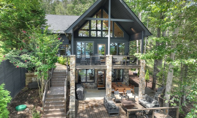 Blue Ridge House | Unwind at Paradise on the Lake with Ocean Views & Breakfast