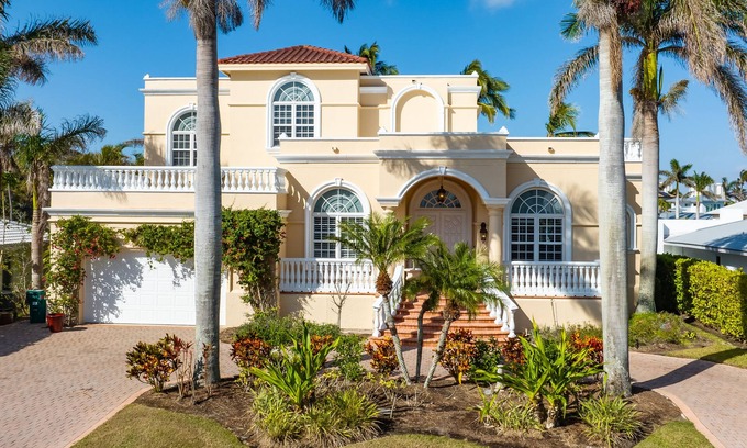 Connors House | Seaside Serenity Awaits at Paradise Palms Resort
