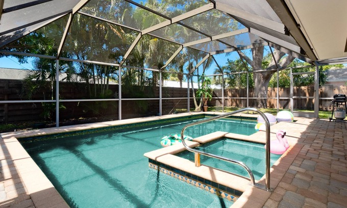 Palma Sola House | Paradise Palms: Private Pool & Steps from Anna Maria Island