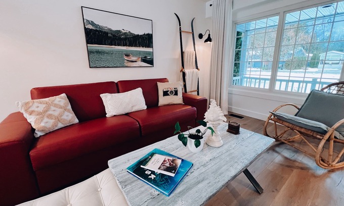 Sicamous House | Paradise Pines- Modern Mountain Farmhouse w Cedar Sauna-lots of Parking