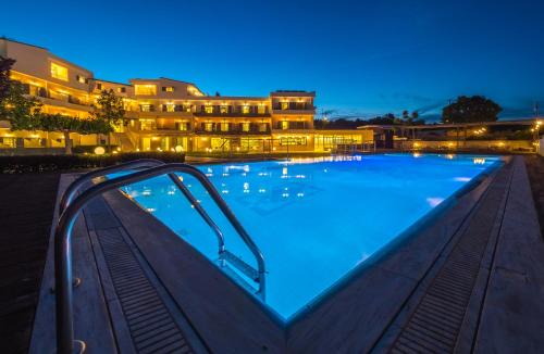 Pylos-Nestoras Hotel | Paradise Resort: Family-Friendly Retreat with Pool & Dining