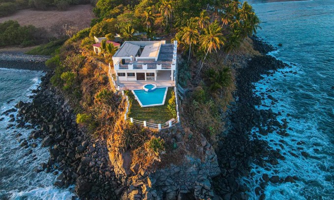 El Cuco Hotel | Paradise Surf Hotel: Beachfront Oasis with Top Amenities