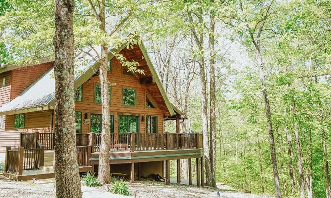 Unionville House | Experience Nature at Paradise View Log Cabin with Hot Tub
