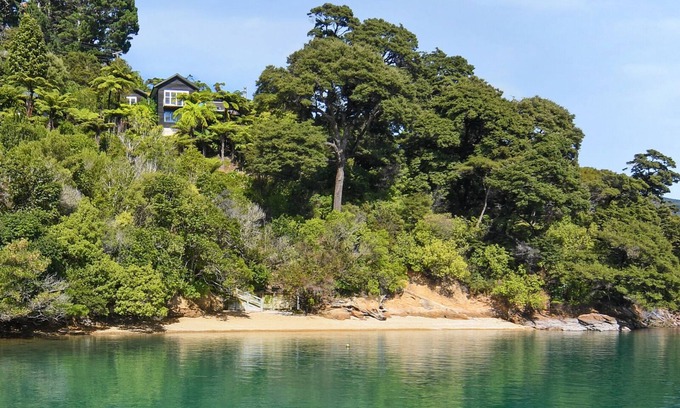 Ngakuta Bay House | Paradise View: Family-Friendly Getaway at Momorangi Bay