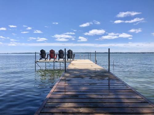 Keswick House | Serene Paradise Waterfront Cottage Near Toronto