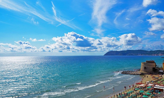 Diano Marina Apartment | Discover Paradiso Al Mare with Shared Pool and Ocean Views