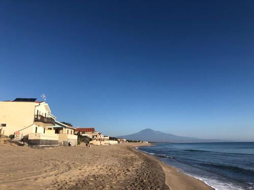 Agnone House | Oceanfront Retreat: Paradiso Fronte Mare with 9.7 Rating
