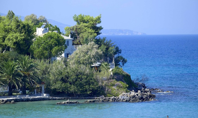 Amoudi Villa | Discover Paradisso Beach Villas with Family-Friendly Amenities