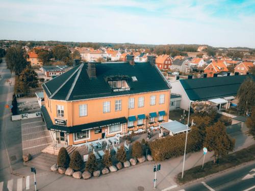 Eskilstuna Apartment | Pet-Friendly Paradlägenhet with Restaurant & Breakfast Included