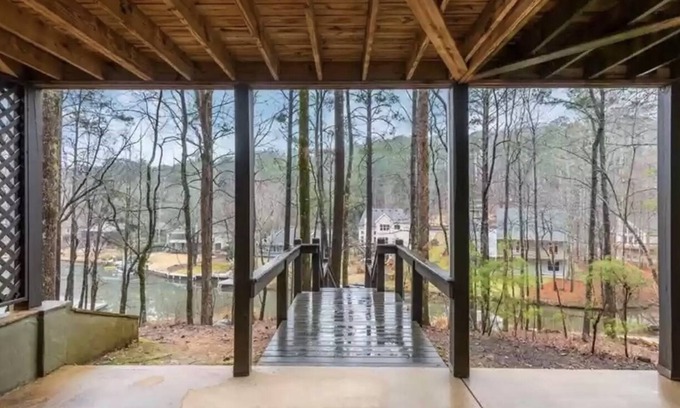 Waleska House | Discover Paradyess Cove: Lakefront Oasis with Top Amenities