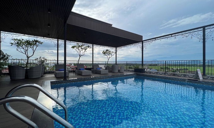 Soc Son Hotel | Discover Paragon Noi Bai Hotel with Poolside Relaxation