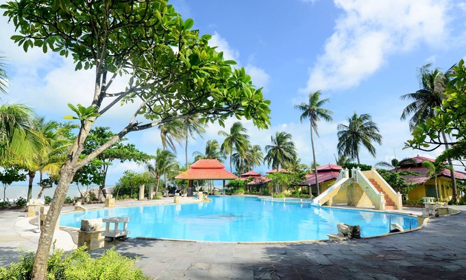 Sungai Liat Hotel | Relax at Parai Beach Resort & Spa - Pool, Spa & Dining