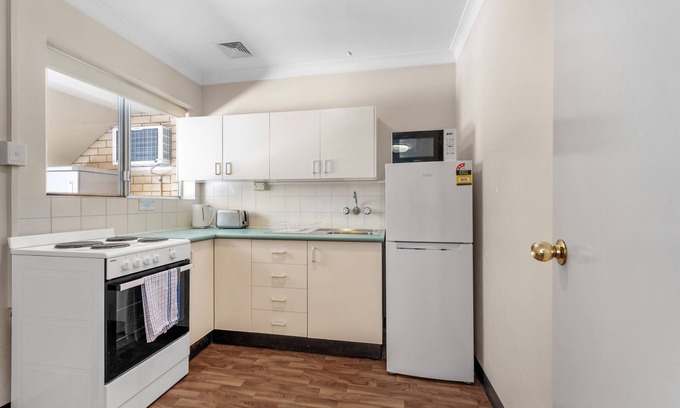 Kangaroo Point Hotel | Family-Friendly Stay at Paramount Motel with Pool & Breakfast