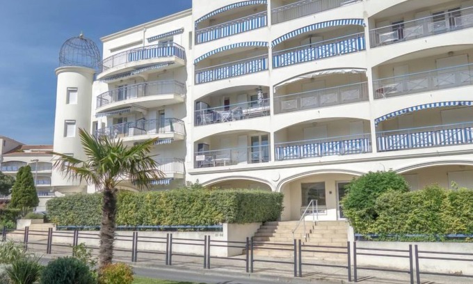Pontaillac Apartment | Oceanfront Retreat at Parc de Pontaillac by Interhome