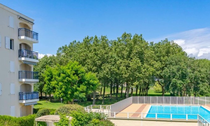 Pontaillac Apartment | Relaxing Oceanfront Retreat at Parc de Pontaillac