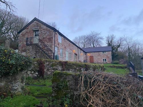 Mold House | Parc Farm Cottage: A Guest Favorite in North Wales