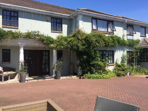 Bridgend House | Pet-Friendly Parc Lodge Guesthouse with Top-Rated Service