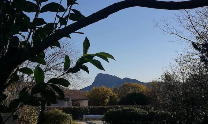 Saint-Martin-de-Londres Apartment | Discover Parenthèse du Pic - Relax in a Family-Friendly Retreat