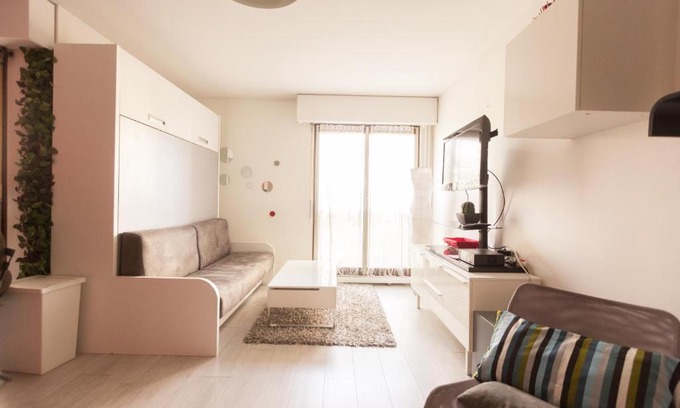 Front de Lac Apartment | Explore Paris with Ease at Our Welcoming Hotel