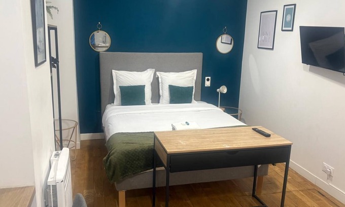 Chaillot Apartment | Modern Studio at Trocadero: Family-Friendly & Pet Welcoming