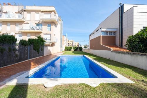 Miami Platja Apartment | Explore Paris 2: Family-Friendly Stay with Pool Access