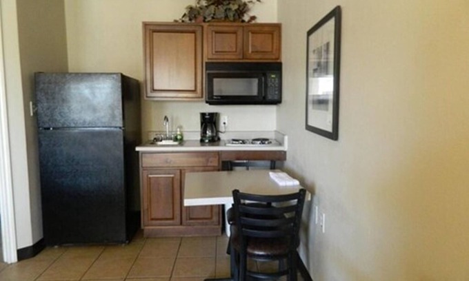 Paris Hotel | Convenient Paris Extended Stay Suites with Breakfast & Kitchen