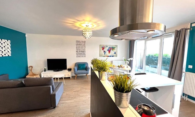 Universite Apartment | Elegant 4-Star Stay in Paris La-Defense with Terrace & Wifi