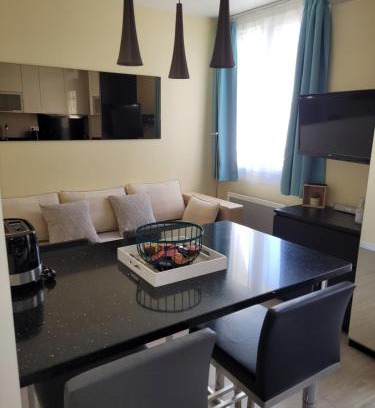 Bagneux Apartment | Terrace Apartment - M4 Lucie Aubrac, Rated 9.1/10