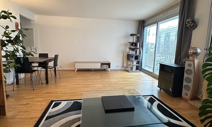 Passerelle Apartment | Elegant Apartment in Paris with Spa and Lake View