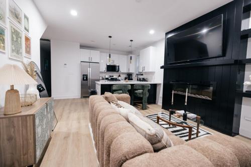 Woodlawn Apartment | Parisian Retreat 6min to Main Quandrangle U of C