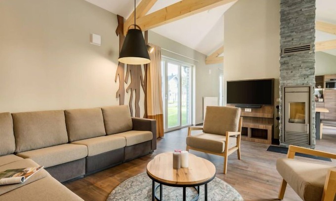 Leutkirch im Allgau House | Relaxing Retreat at Park Allgäu with Spa & Lake Views